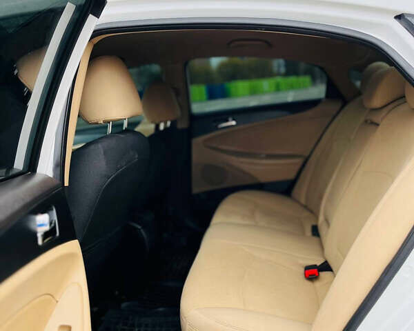 Білий Хендай Соната, об'ємом двигуна 2.4 л та пробігом 278 тис. км за 7200 $, фото 11 на Automoto.ua