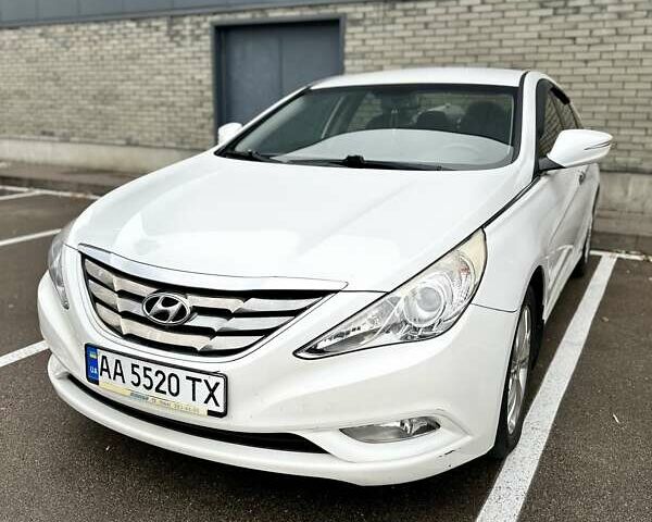 Белый Хендай Соната, объемом двигателя 2 л и пробегом 160 тыс. км за 7500 $, фото 3 на Automoto.ua