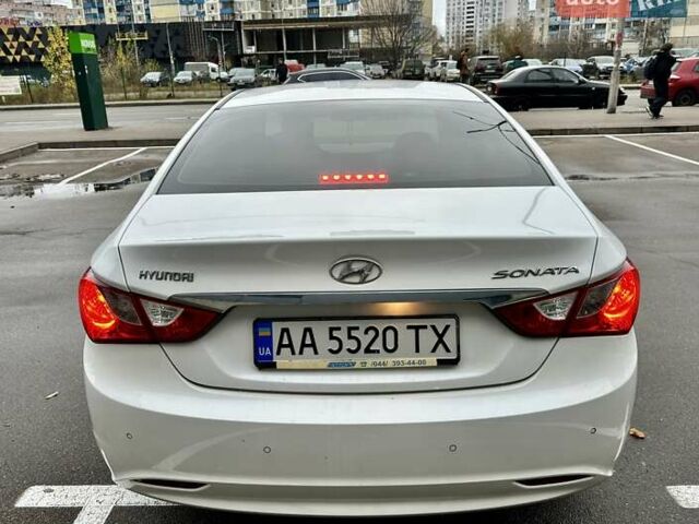 Белый Хендай Соната, объемом двигателя 2 л и пробегом 160 тыс. км за 7500 $, фото 5 на Automoto.ua