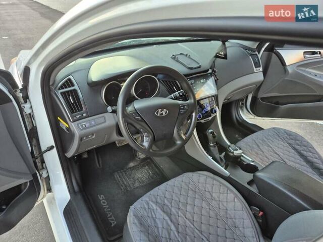Білий Хендай Соната, об'ємом двигуна 2.36 л та пробігом 186 тис. км за 9100 $, фото 16 на Automoto.ua