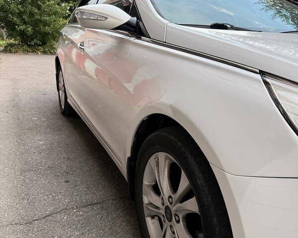 Белый Хендай Соната, объемом двигателя 2.4 л и пробегом 224 тыс. км за 9300 $, фото 2 на Automoto.ua