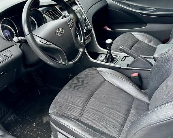 Белый Хендай Соната, объемом двигателя 2 л и пробегом 160 тыс. км за 7500 $, фото 12 на Automoto.ua