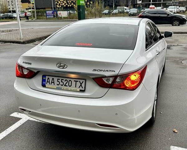 Белый Хендай Соната, объемом двигателя 2 л и пробегом 160 тыс. км за 7500 $, фото 2 на Automoto.ua