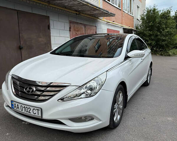 Белый Хендай Соната, объемом двигателя 2.4 л и пробегом 224 тыс. км за 9300 $, фото 1 на Automoto.ua