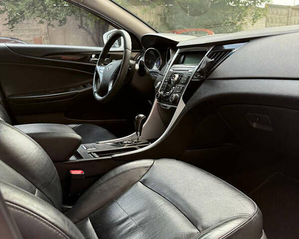 Белый Хендай Соната, объемом двигателя 2.4 л и пробегом 224 тыс. км за 9300 $, фото 7 на Automoto.ua