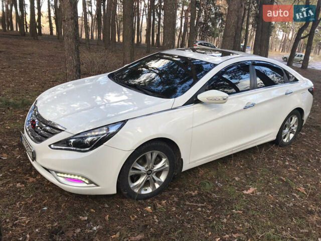 Белый Хендай Соната, объемом двигателя 2.36 л и пробегом 288 тыс. км за 7200 $, фото 2 на Automoto.ua