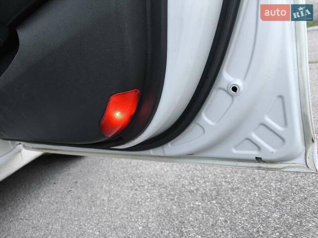Білий Хендай Соната, об'ємом двигуна 2.36 л та пробігом 693 тис. км за 7500 $, фото 16 на Automoto.ua