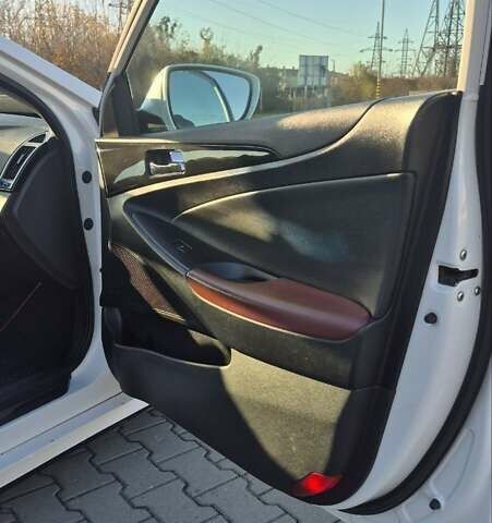 Білий Хендай Соната, об'ємом двигуна 2.36 л та пробігом 224 тис. км за 10000 $, фото 19 на Automoto.ua