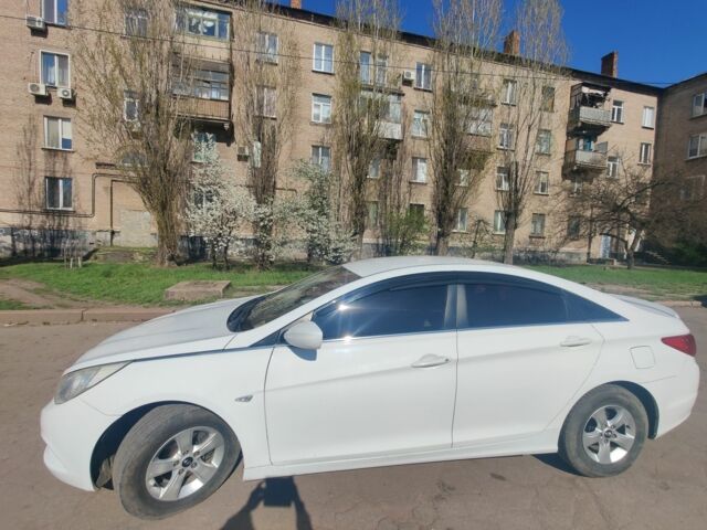 Белый Хендай Соната, объемом двигателя 2 л и пробегом 290 тыс. км за 6000 $, фото 2 на Automoto.ua