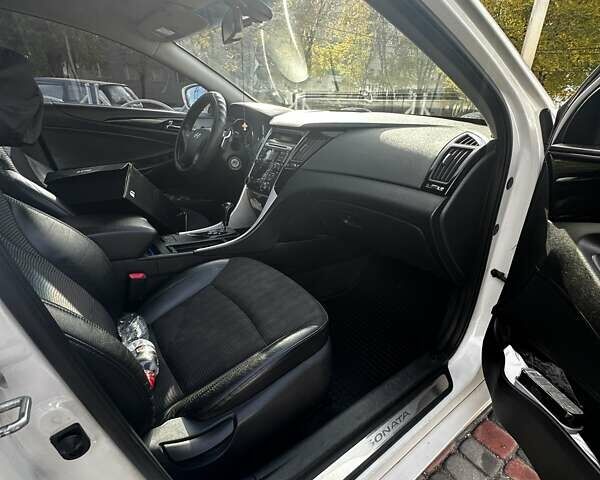 Білий Хендай Соната, об'ємом двигуна 2.36 л та пробігом 197 тис. км за 8000 $, фото 8 на Automoto.ua