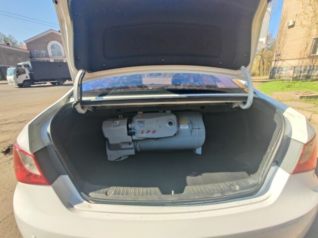 Белый Хендай Соната, объемом двигателя 2 л и пробегом 290 тыс. км за 6000 $, фото 5 на Automoto.ua