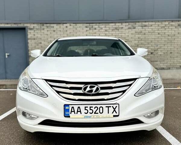 Белый Хендай Соната, объемом двигателя 2 л и пробегом 160 тыс. км за 7500 $, фото 7 на Automoto.ua