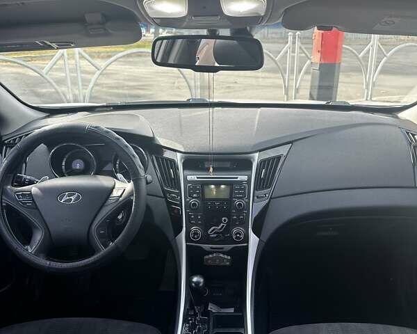 Білий Хендай Соната, об'ємом двигуна 2.36 л та пробігом 197 тис. км за 8000 $, фото 5 на Automoto.ua