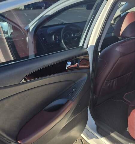 Білий Хендай Соната, об'ємом двигуна 2.36 л та пробігом 224 тис. км за 10000 $, фото 17 на Automoto.ua