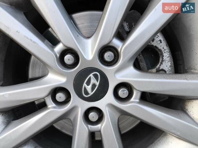 Білий Хендай Соната, об'ємом двигуна 2.36 л та пробігом 693 тис. км за 7500 $, фото 9 на Automoto.ua