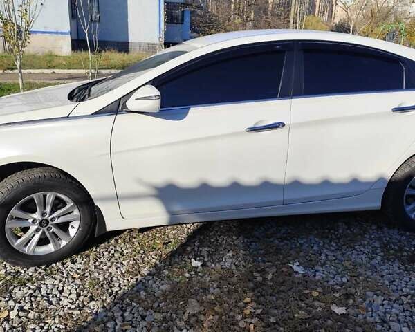 Белый Хендай Соната, объемом двигателя 2 л и пробегом 113 тыс. км за 9800 $, фото 5 на Automoto.ua