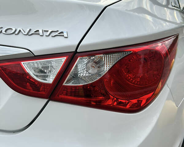 Белый Хендай Соната, объемом двигателя 2 л и пробегом 78 тыс. км за 10000 $, фото 29 на Automoto.ua