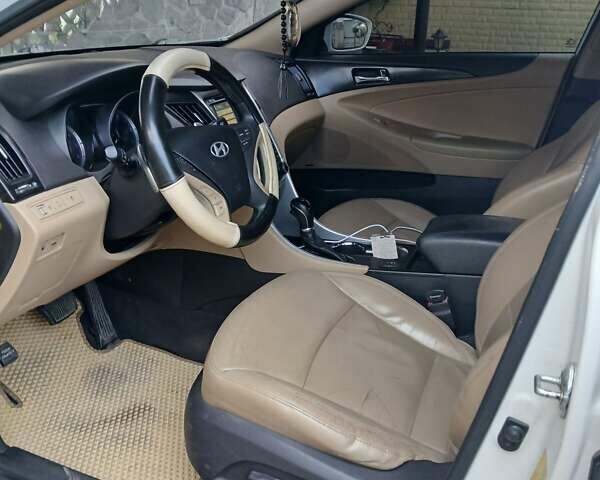 Белый Хендай Соната, объемом двигателя 2 л и пробегом 170 тыс. км за 9000 $, фото 2 на Automoto.ua