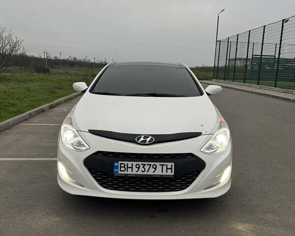 Белый Хендай Соната, объемом двигателя 2.36 л и пробегом 167 тыс. км за 10000 $, фото 1 на Automoto.ua