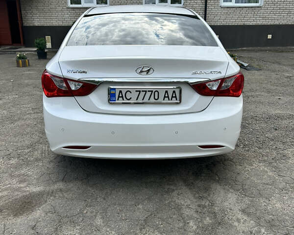 Белый Хендай Соната, объемом двигателя 2 л и пробегом 78 тыс. км за 10000 $, фото 1 на Automoto.ua