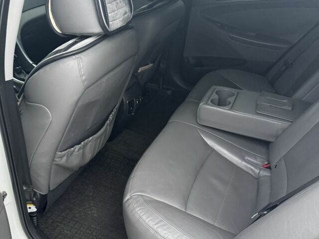 Белый Хендай Соната, объемом двигателя 2.4 л и пробегом 164 тыс. км за 10000 $, фото 6 на Automoto.ua