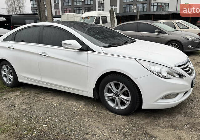 Белый Хендай Соната, объемом двигателя 2.36 л и пробегом 98 тыс. км за 12200 $, фото 1 на Automoto.ua
