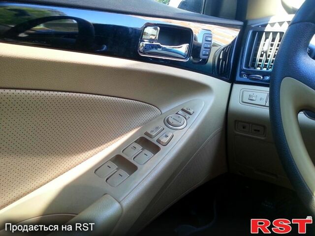 Белый Хендай Соната, объемом двигателя 2.4 л и пробегом 88 тыс. км за 13000 $, фото 2 на Automoto.ua