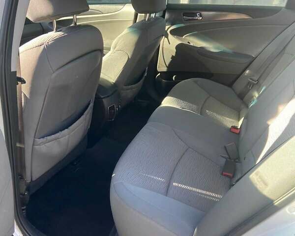 Белый Хендай Соната, объемом двигателя 2.4 л и пробегом 180 тыс. км за 8200 $, фото 4 на Automoto.ua