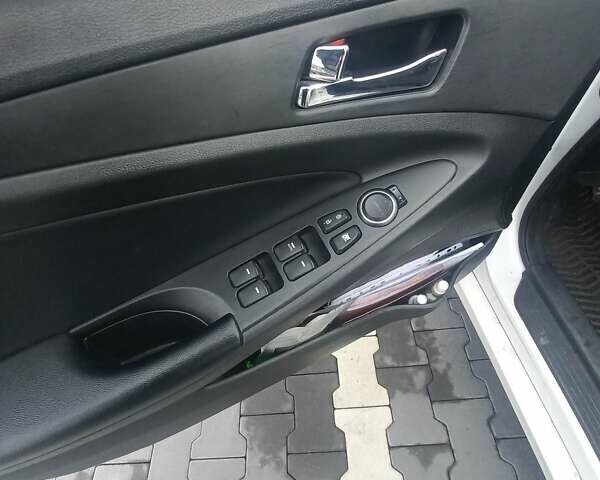 Белый Хендай Соната, объемом двигателя 2.36 л и пробегом 171 тыс. км за 8300 $, фото 8 на Automoto.ua