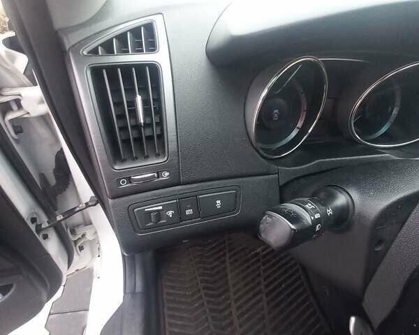 Белый Хендай Соната, объемом двигателя 2.36 л и пробегом 171 тыс. км за 8300 $, фото 7 на Automoto.ua