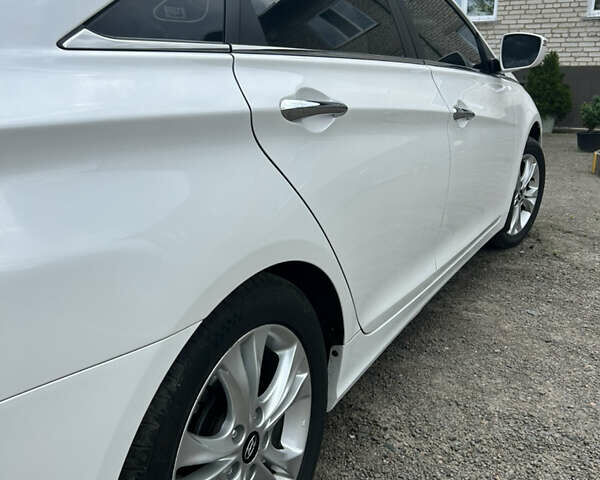 Белый Хендай Соната, объемом двигателя 2 л и пробегом 81 тыс. км за 10000 $, фото 4 на Automoto.ua