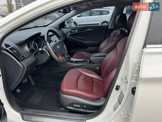 Белый Хендай Соната, объемом двигателя 2.36 л и пробегом 98 тыс. км за 12200 $, фото 14 на Automoto.ua