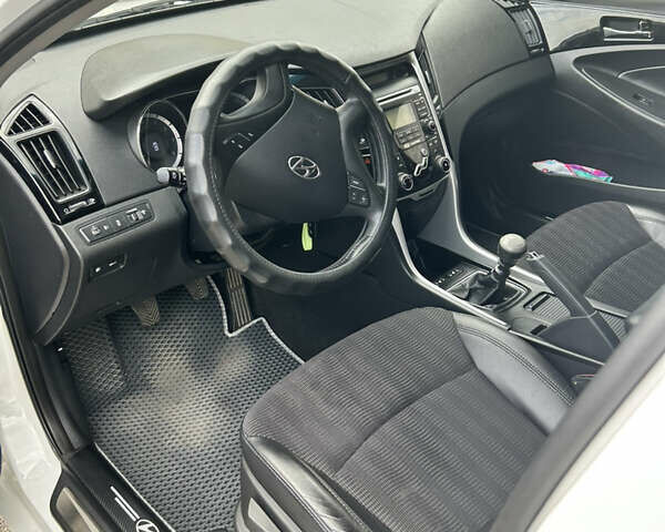 Белый Хендай Соната, объемом двигателя 2 л и пробегом 81 тыс. км за 10000 $, фото 11 на Automoto.ua