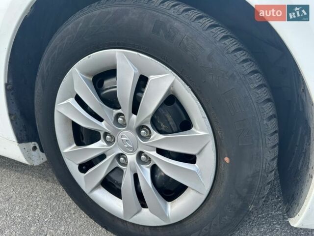 Белый Хендай Соната, объемом двигателя 2.36 л и пробегом 144 тыс. км за 9000 $, фото 20 на Automoto.ua