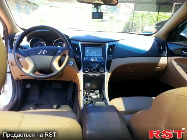 Белый Хендай Соната, объемом двигателя 2.4 л и пробегом 88 тыс. км за 13000 $, фото 5 на Automoto.ua