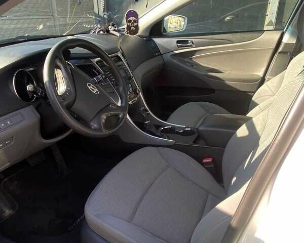 Белый Хендай Соната, объемом двигателя 2.4 л и пробегом 180 тыс. км за 8200 $, фото 3 на Automoto.ua
