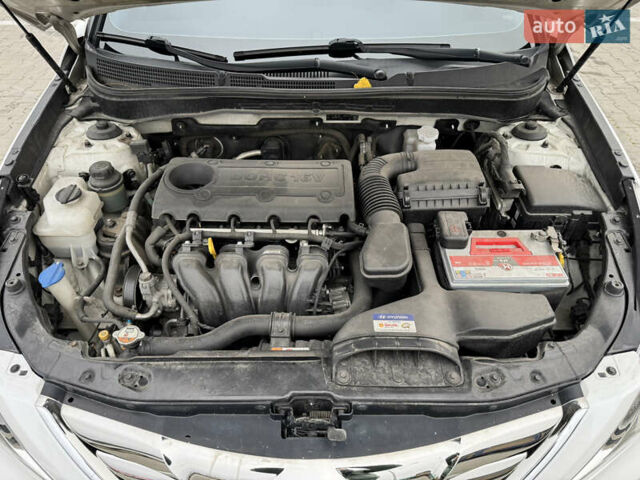 Белый Хендай Соната, объемом двигателя 2.36 л и пробегом 98 тыс. км за 12200 $, фото 25 на Automoto.ua