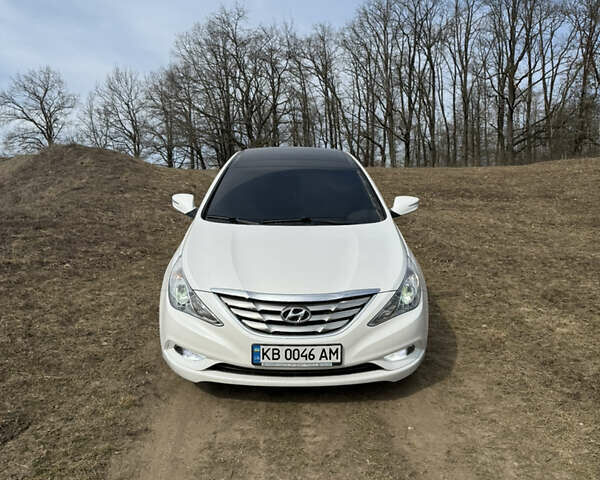 Белый Хендай Соната, объемом двигателя 2.36 л и пробегом 179 тыс. км за 10500 $, фото 3 на Automoto.ua