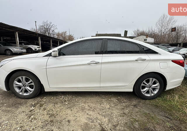 Белый Хендай Соната, объемом двигателя 2.36 л и пробегом 98 тыс. км за 12200 $, фото 2 на Automoto.ua
