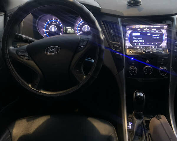 Белый Хендай Соната, объемом двигателя 2 л и пробегом 199 тыс. км за 9000 $, фото 2 на Automoto.ua