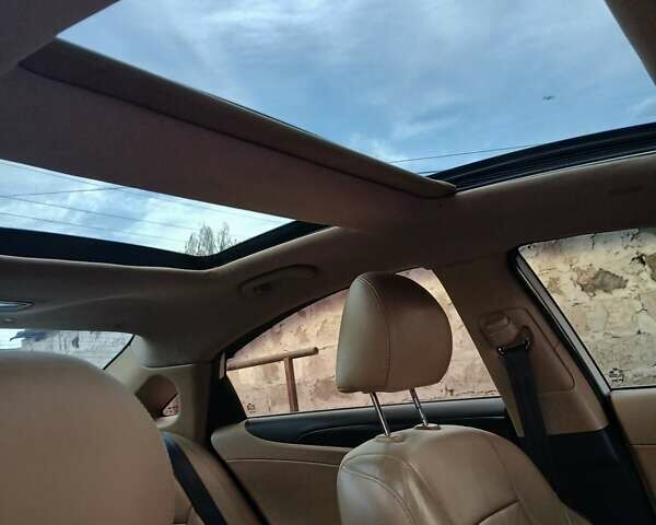 Белый Хендай Соната, объемом двигателя 2 л и пробегом 170 тыс. км за 9000 $, фото 3 на Automoto.ua