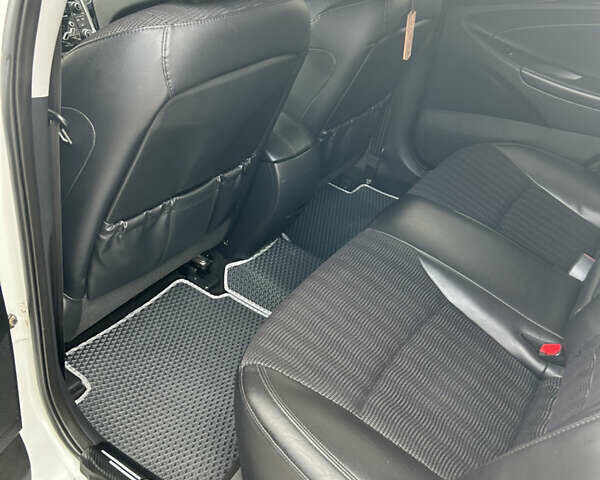 Белый Хендай Соната, объемом двигателя 2 л и пробегом 81 тыс. км за 10000 $, фото 7 на Automoto.ua