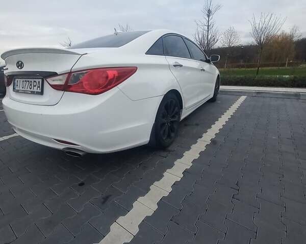 Белый Хендай Соната, объемом двигателя 2.36 л и пробегом 171 тыс. км за 8300 $, фото 3 на Automoto.ua