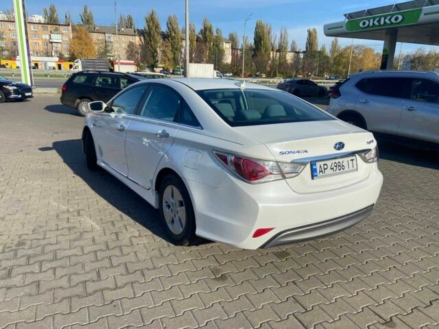 Белый Хендай Соната, объемом двигателя 2.4 л и пробегом 180 тыс. км за 8200 $, фото 3 на Automoto.ua