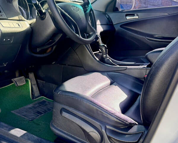 Белый Хендай Соната, объемом двигателя 2 л и пробегом 87 тыс. км за 7900 $, фото 5 на Automoto.ua