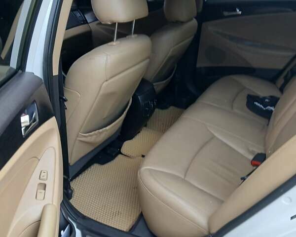 Белый Хендай Соната, объемом двигателя 2 л и пробегом 170 тыс. км за 9000 $, фото 1 на Automoto.ua
