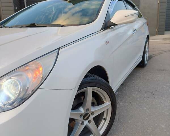 Белый Хендай Соната, объемом двигателя 2 л и пробегом 202 тыс. км за 8400 $, фото 3 на Automoto.ua