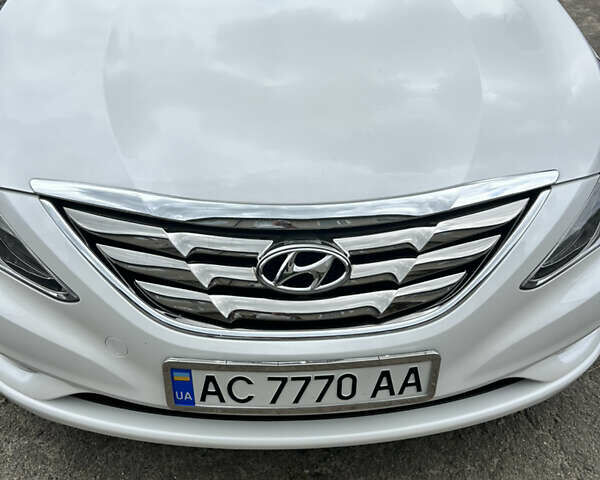 Белый Хендай Соната, объемом двигателя 2 л и пробегом 81 тыс. км за 10000 $, фото 6 на Automoto.ua