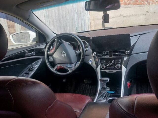 Белый Хендай Соната, объемом двигателя 2 л и пробегом 23 тыс. км за 7000 $, фото 4 на Automoto.ua