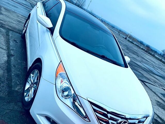 Белый Хендай Соната, объемом двигателя 2.4 л и пробегом 160 тыс. км за 9700 $, фото 1 на Automoto.ua